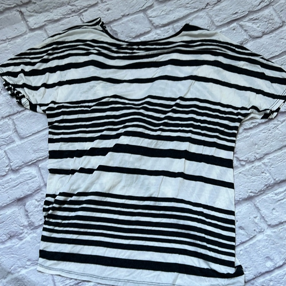 Low twist back black and white top